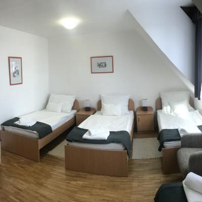 Huszárvár Hotel - Három ágyas Szoba 1